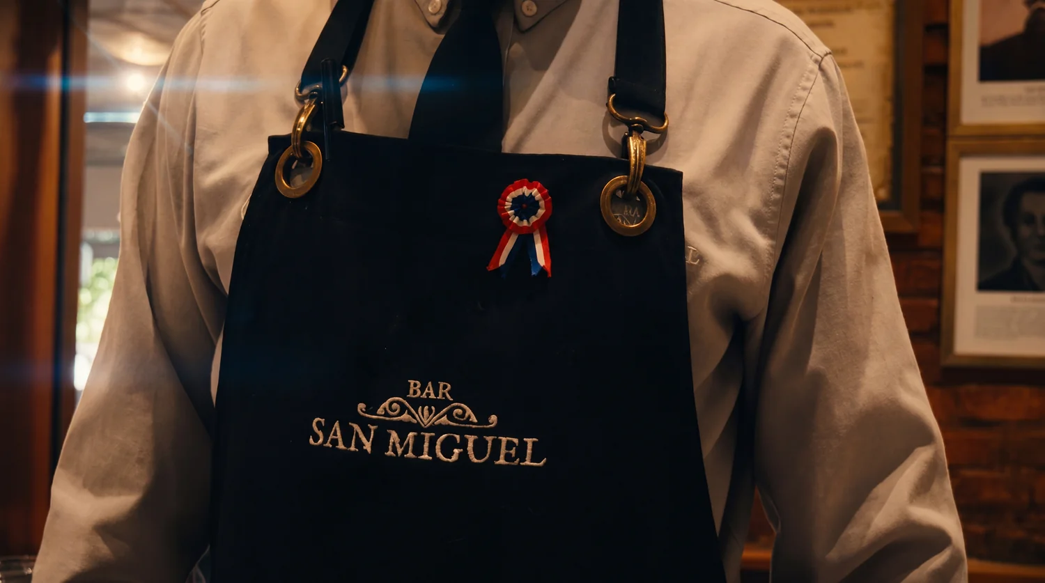 Mandil azul bordado Bar San Miguel